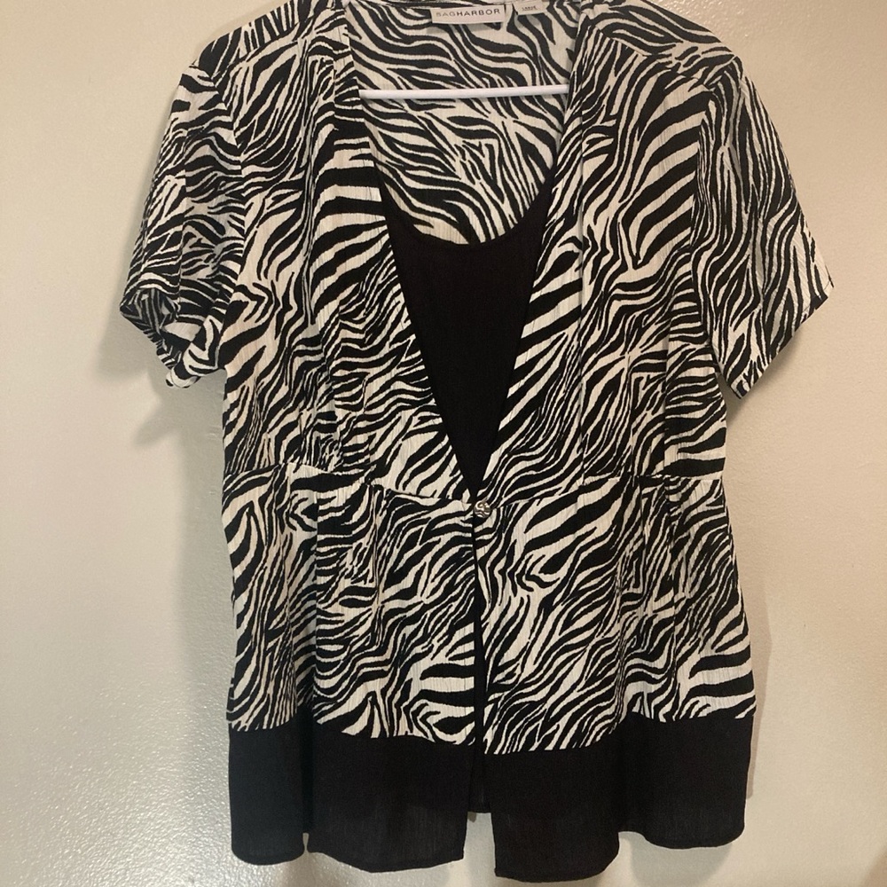 Sag Harbor Black and White Graphic Flutter Sleeve Blouse